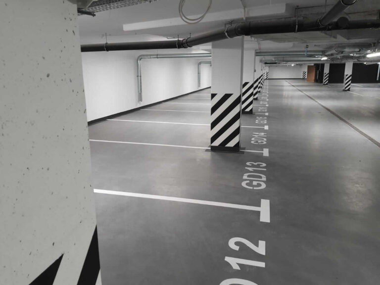 Malowanie przemysłowe ścian i sufitów w parkingu podziemnym